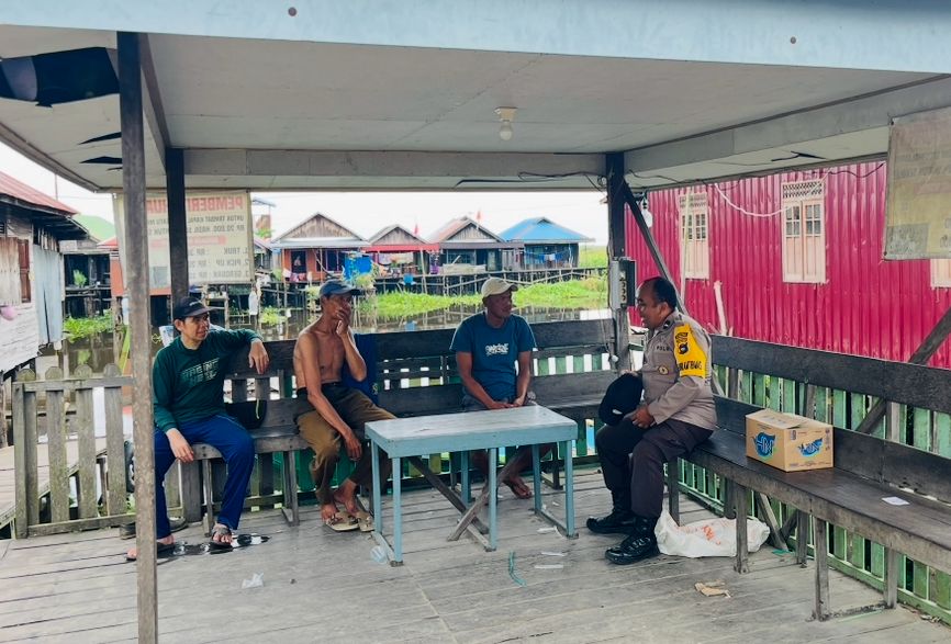 Polsek Danau Panggang Gelar Patroli Dialogis, Sambang, dan Sosialisasi di Desa Danau Panggang untuk Jaga Kamtibmas Kondusif