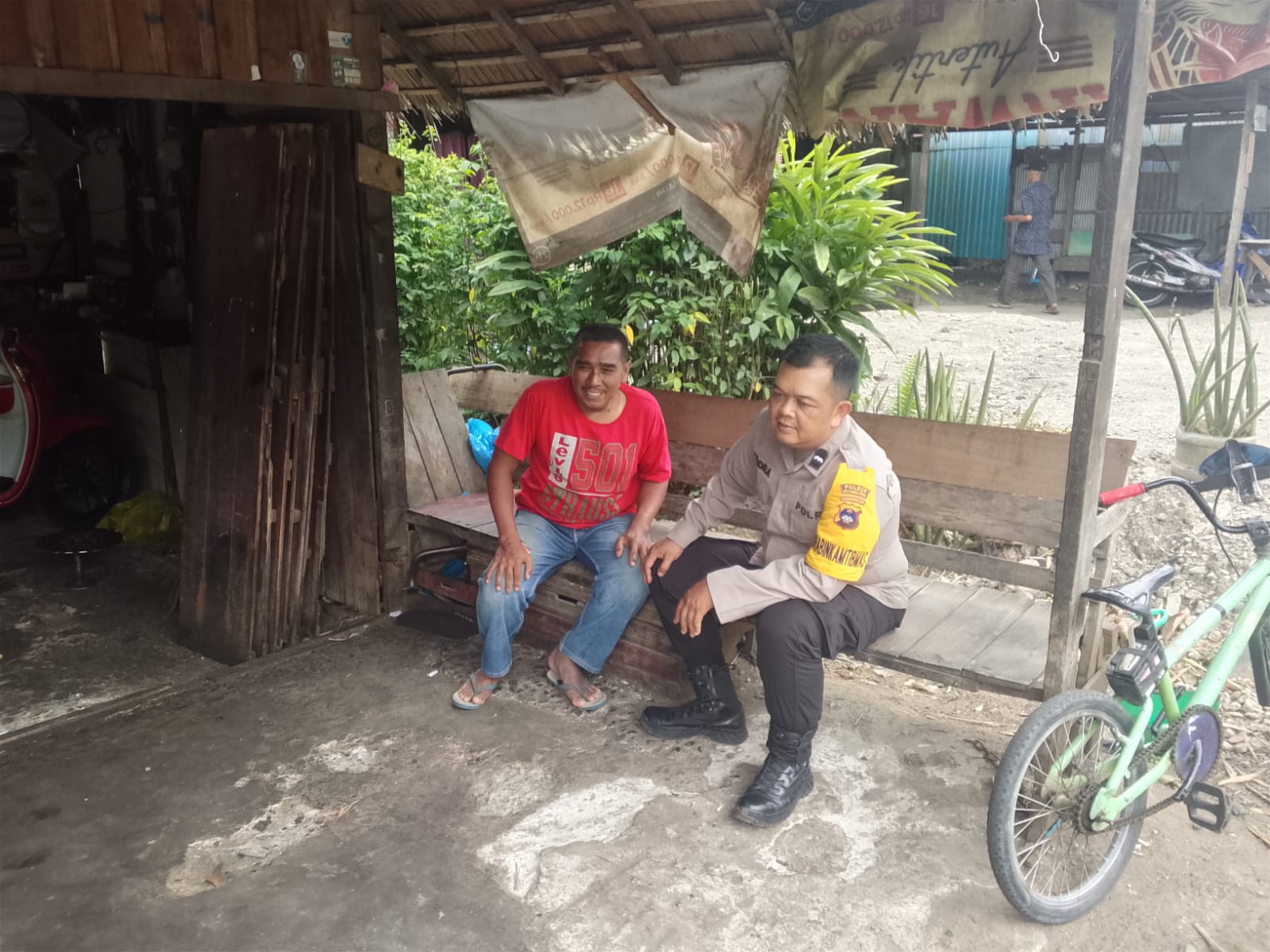Polsek Amuntai Utara Gelar Patroli Dialogis dan Sambang di Desa Tayur untuk Jaga Kamtibmas Tetap Kondusif