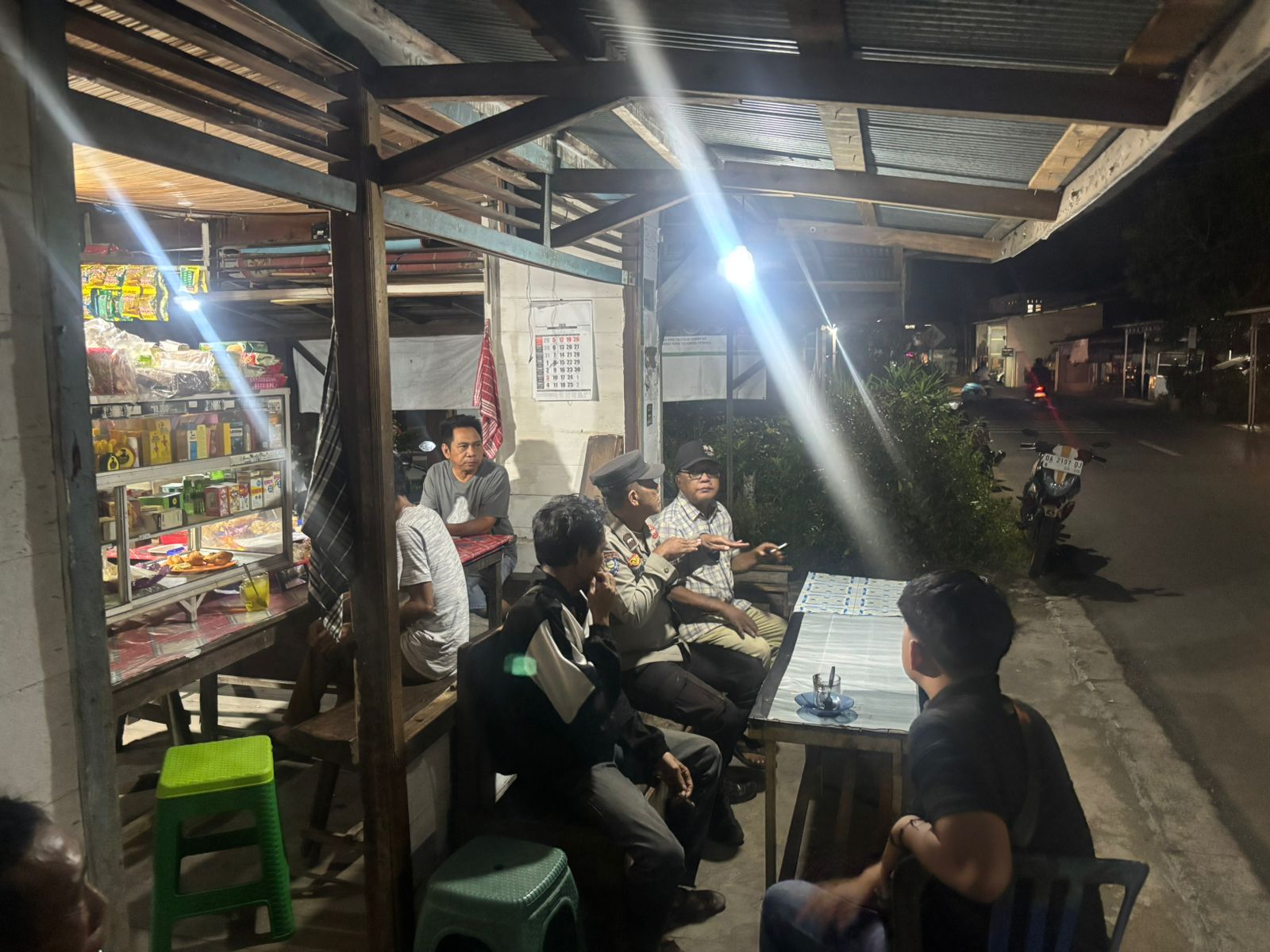 Polsek Amuntai Tengah Gelar Patroli Dialogis Malam Hari di Sungai Malang untuk Jaga Kamtibmas Kondusif