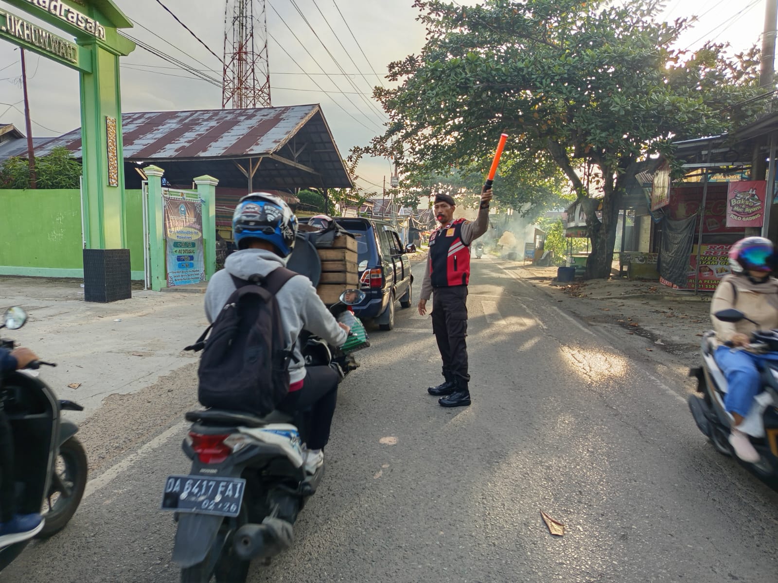 Polsek Banjang Laksanakan Pengaturan Lalu Lintas dan Himbauan Kamtibmas di Sekolah Ukhuwah Desa Lok Bangkai