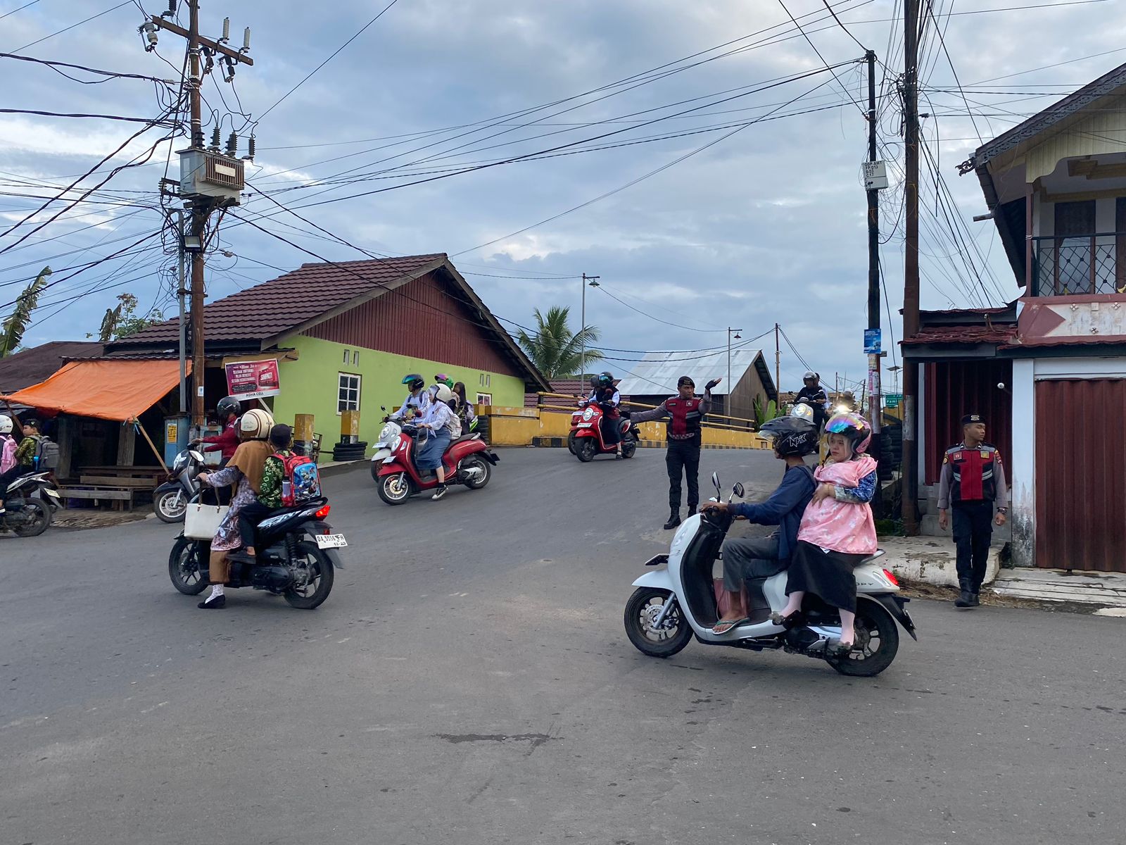 Sat Samapta Polres HSU Gelar Pengaturan Lalu Lintas di Simpang 4 Turjam Bypass untuk Ciptakan Harkamtibmas Kondusif