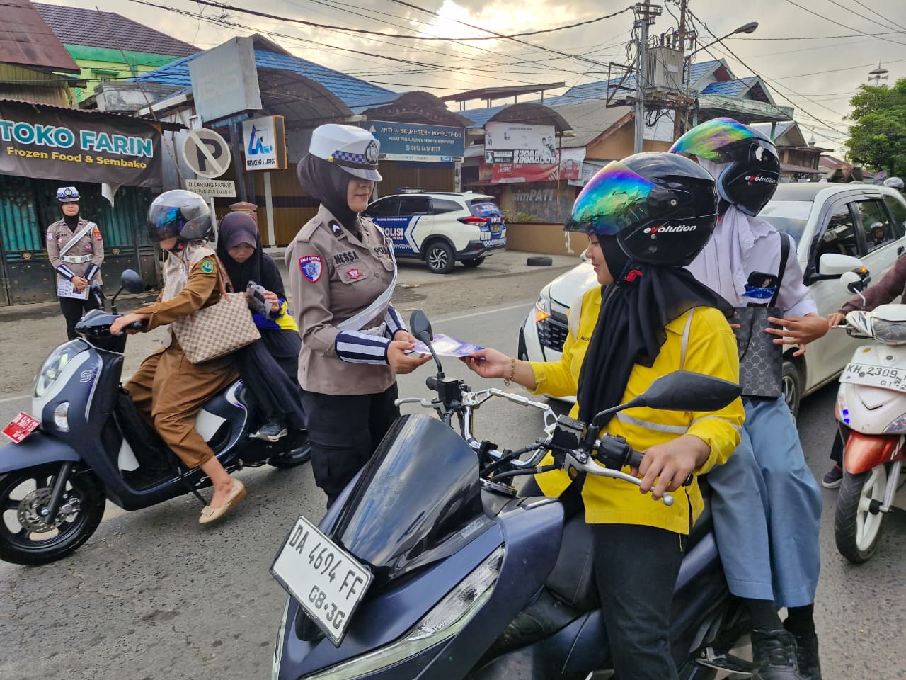 Satlantas Polres HSU Gelar Edukasi dan Himbauan Keselamatan Berlalu Lintas di Simpang 4 Palampitan Hilir