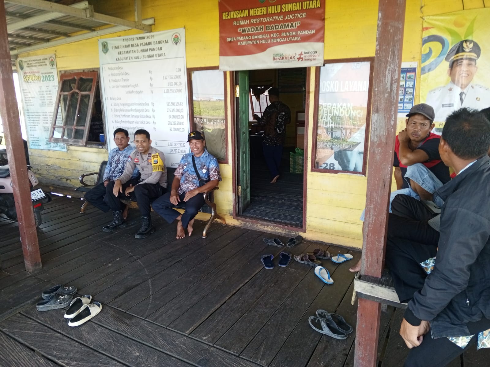 Polsek Sungai Pandan Gelar Patroli Dialogis dan Sambang Warga di Desa Padang Bangkal, Wujud Kepedulian Polisi terhadap Situasi Kamtibmas
