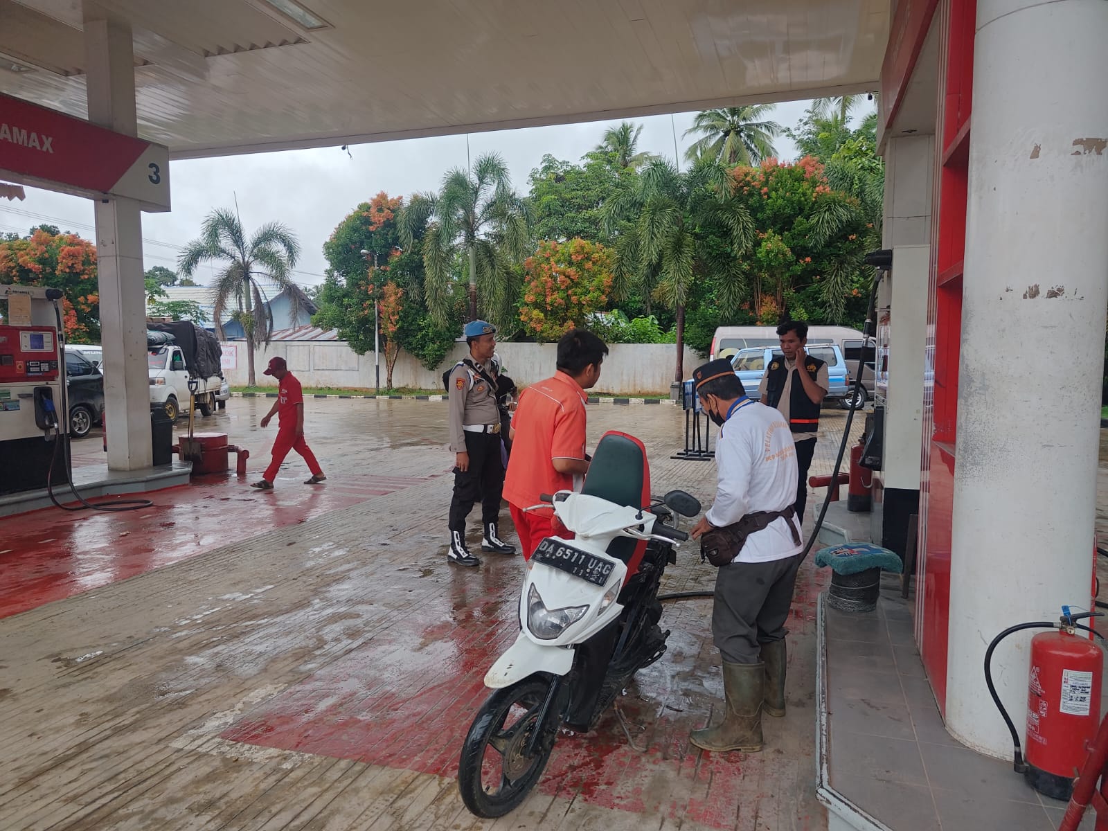 Polsek Amuntai Utara Laksanakan Patroli Dialogis dan Sambang di SPBU Tayur, Jaga Kamtibmas dan Ketertiban Pengisian BBM