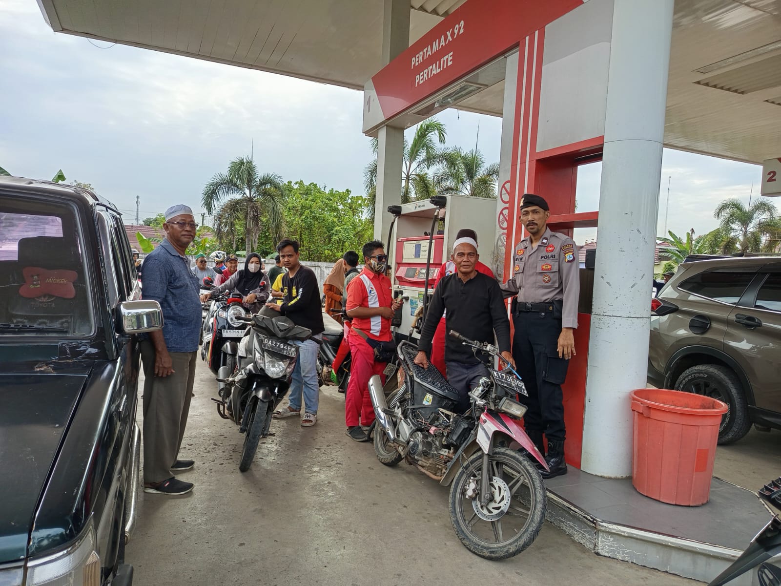 Polsek Banjang Gelar Patroli Dialogis di SPBU Kaludan Kecil, Pastikan Kamtibmas dan Ketersediaan BBM Aman