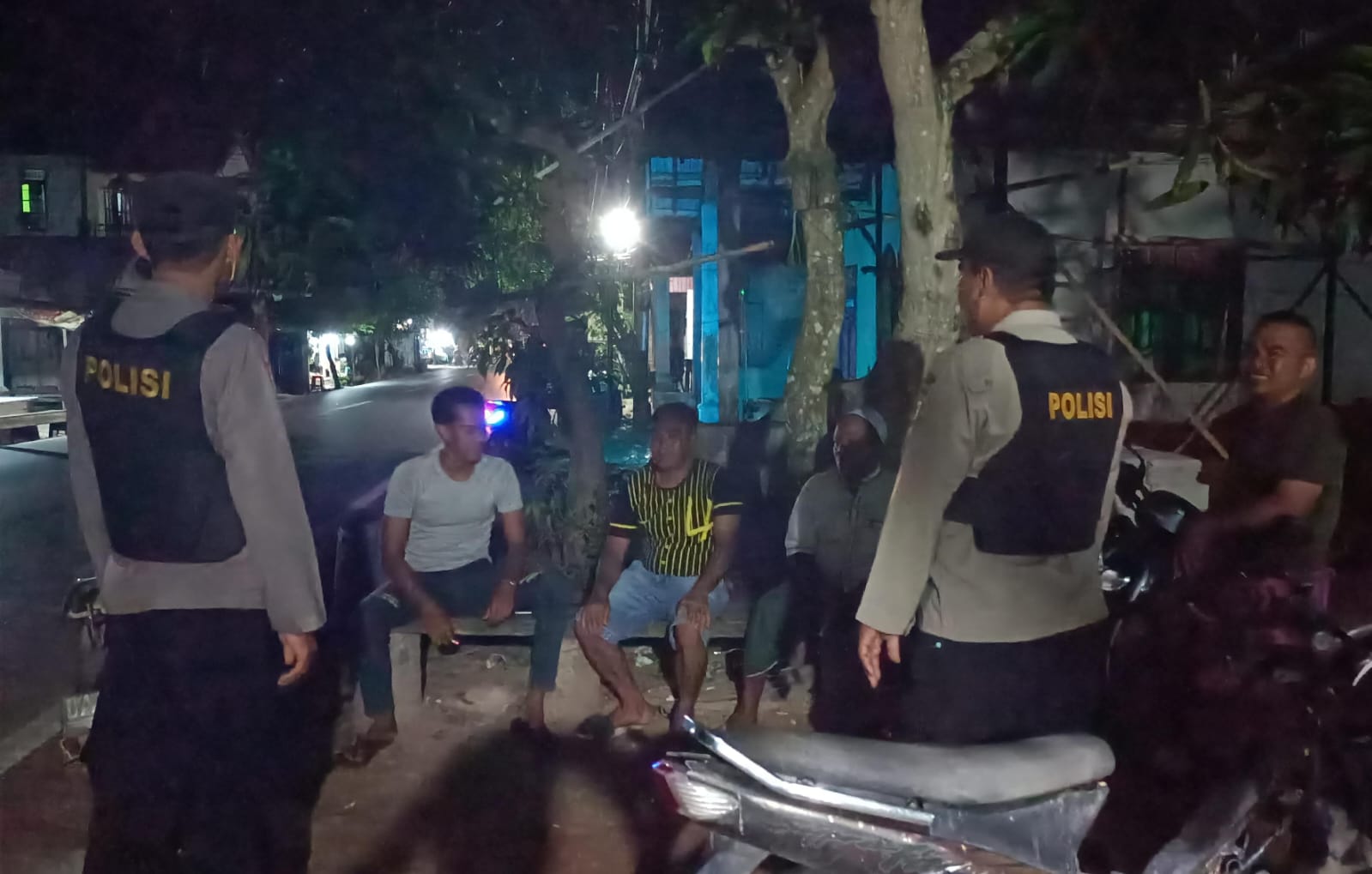Polsek Banjang Laksanakan Patroli Dialogis, Sampaikan Imbauan Kamtibmas kepada Warga Desa Kalintamui