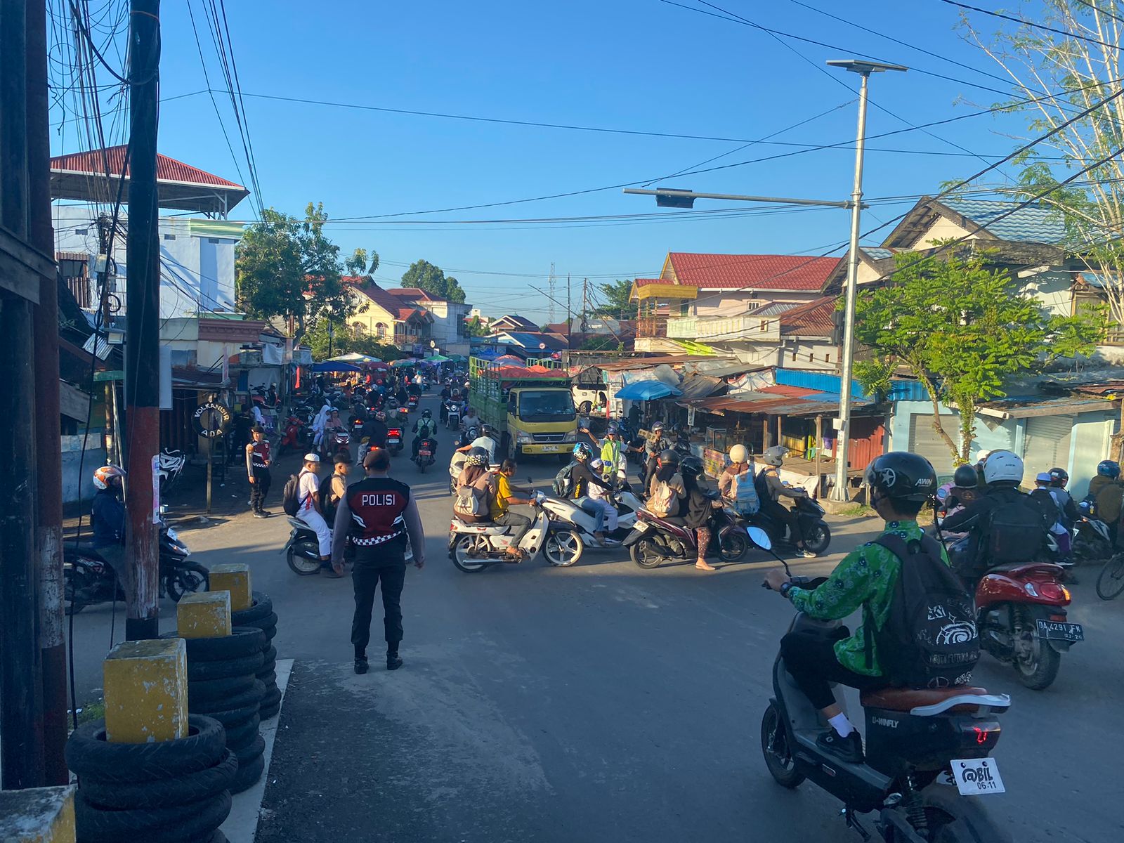 Sat Samapta Polres HSU Laksanakan Pengaturan Lalu Lintas Pagi Hari, Ciptakan Kamseltibcar Lantas yang Kondusif