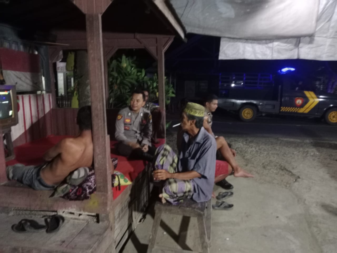 Polsek Babirik Laksanakan Patroli Dialogis dan Sambang Malam Hari, Jaga Kondusifitas Wilayah