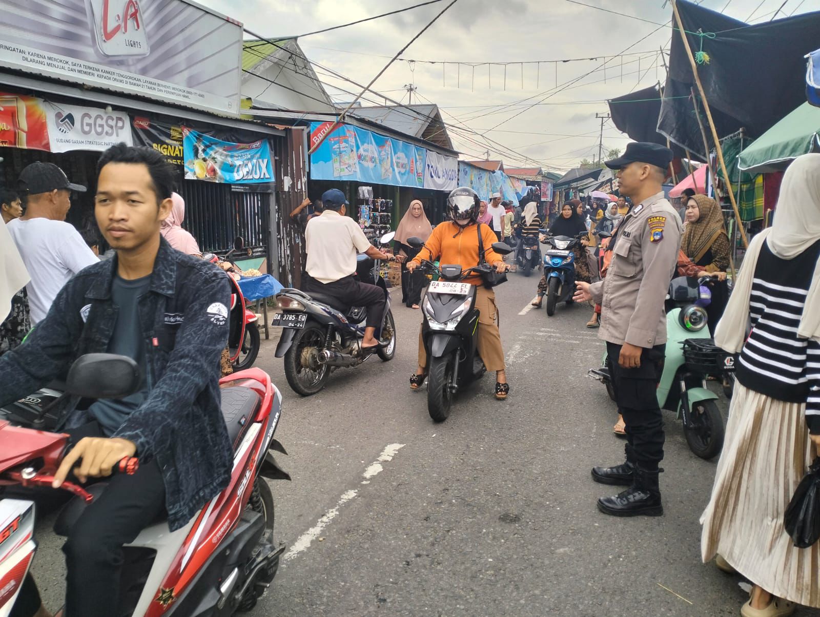 Pengaturan Jalur Pasar Bitin, Polsek Danau Panggang Laksanakan Patroli Dialogis dan Sosialisasi Kamtibmas