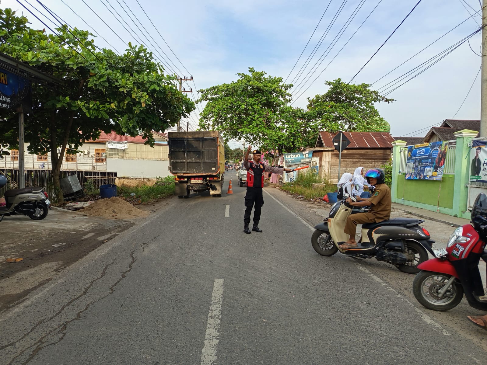 Polsek Banjang Intensifkan Patroli dan Pengaturan Lalu Lintas di Sekitar Sekolah untuk Cegah Balap Liar dan Kejahatan Jalanan