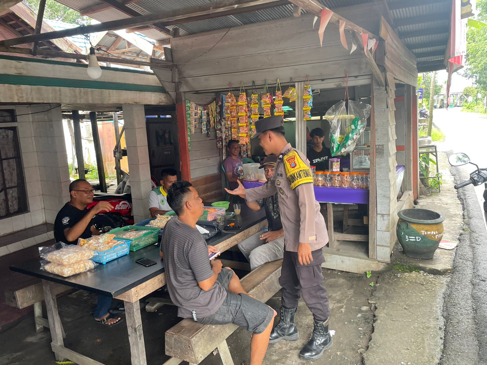 Patroli Dialogis Polsek Amuntai Selatan di Desa Simpang Tiga, Warga Diimbau Aktif Jaga Kamtibmas
