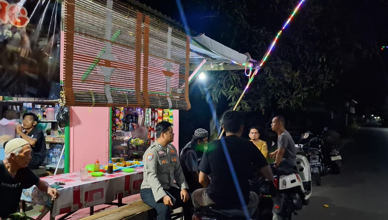 Polsek Babirik Gelar Patroli Dialogis dan Sambang Malam di Desa Murung Panti Hilir, Perkuat Rasa Aman Warga