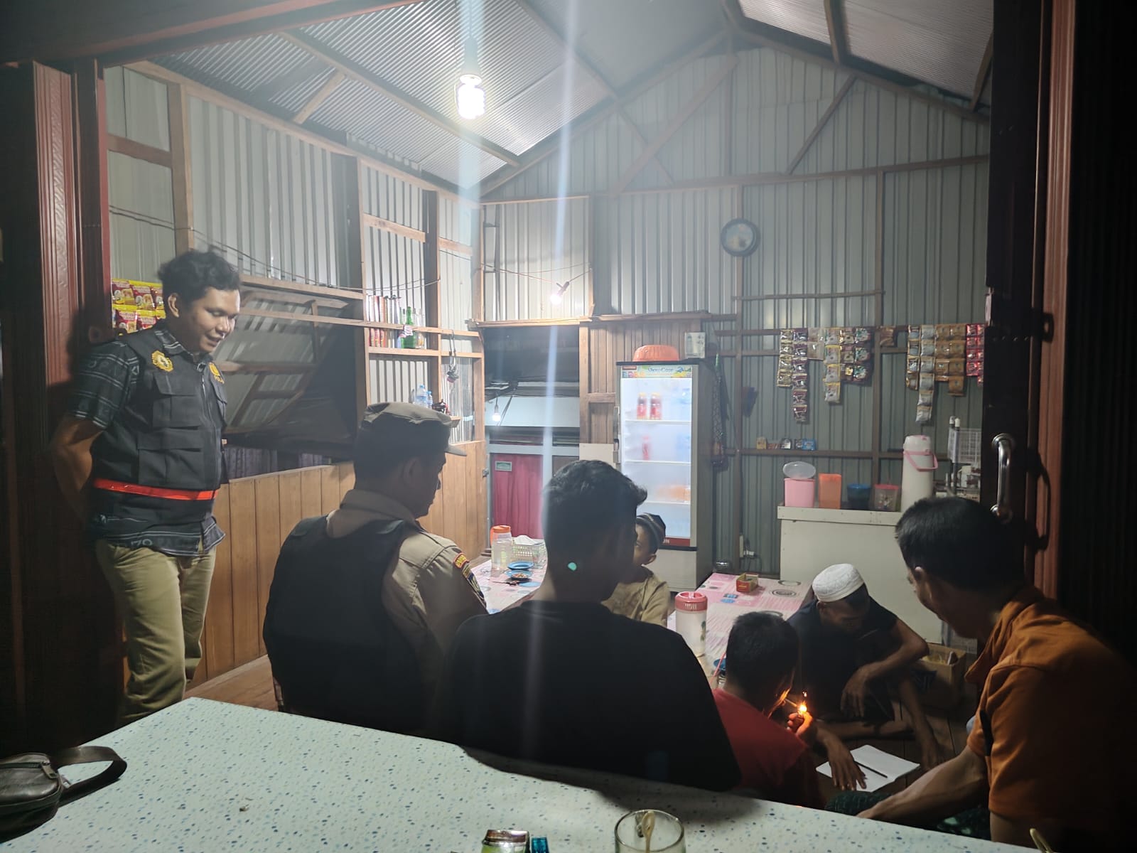 Polsek Amuntai Utara Gelar Patroli Dialogis dan Sambang Malam, Wujudkan Rasa Aman Warga Desa Kuangan