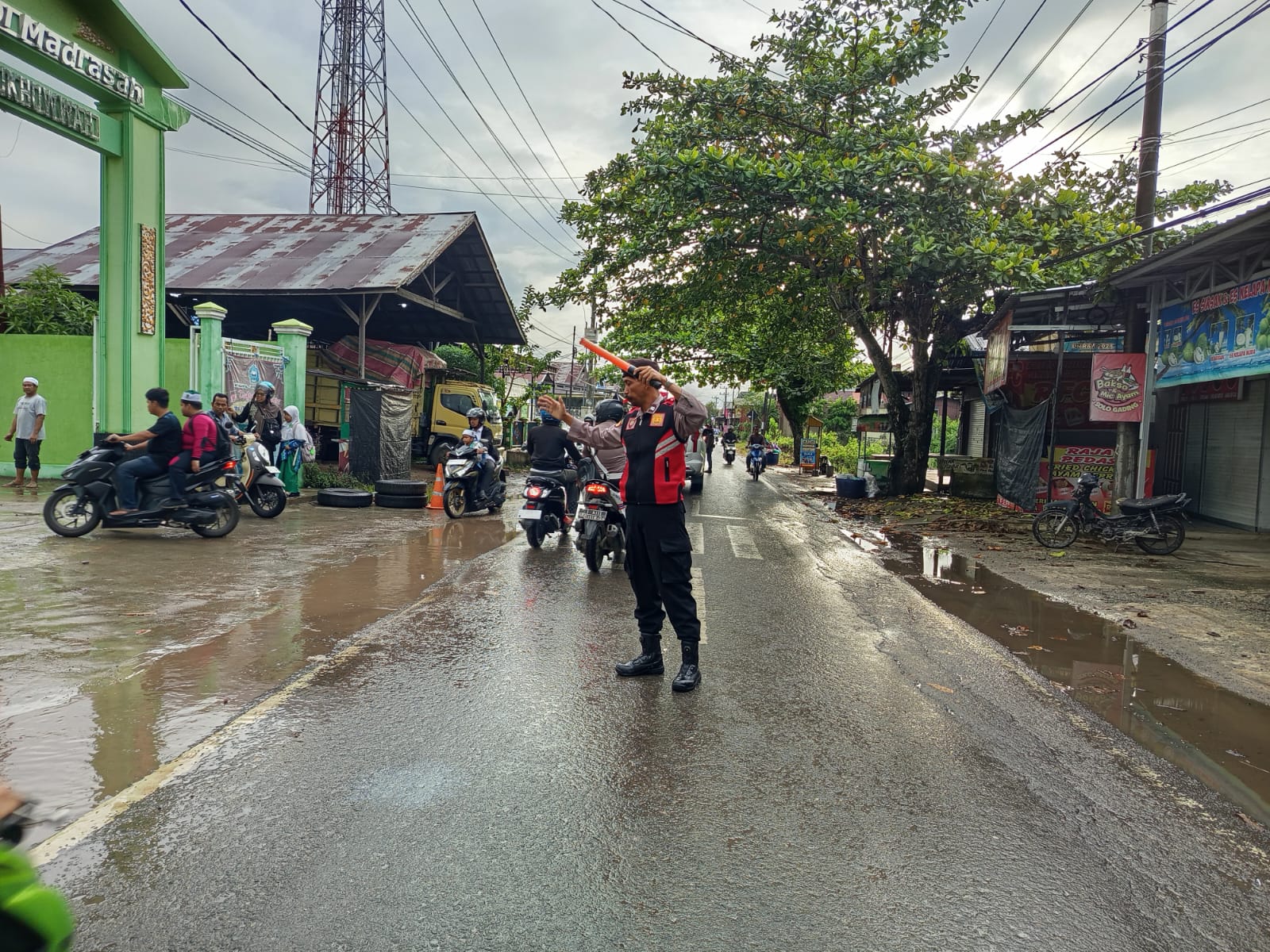 Polsek Banjang Laksanakan Pengaturan Lalu Lintas dan Patroli, Cegah Balap Liar dan Kejahatan Jalanan