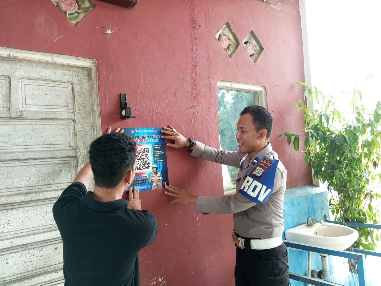 Polsek Amuntai Utara Bagikan Brosur Pengaduan Cepat Propam Polri, Dorong Masyarakat Aktif Awasi Kinerja Polisi