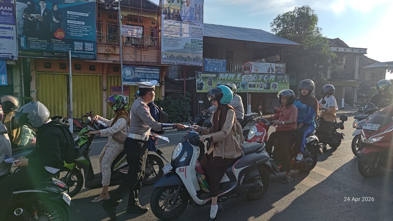 Sat Lantas Polres HSU Edukasi Keselamatan Berlalu Lintas, Bagikan Brosur kepada Masyarakat di Amuntai Tengah