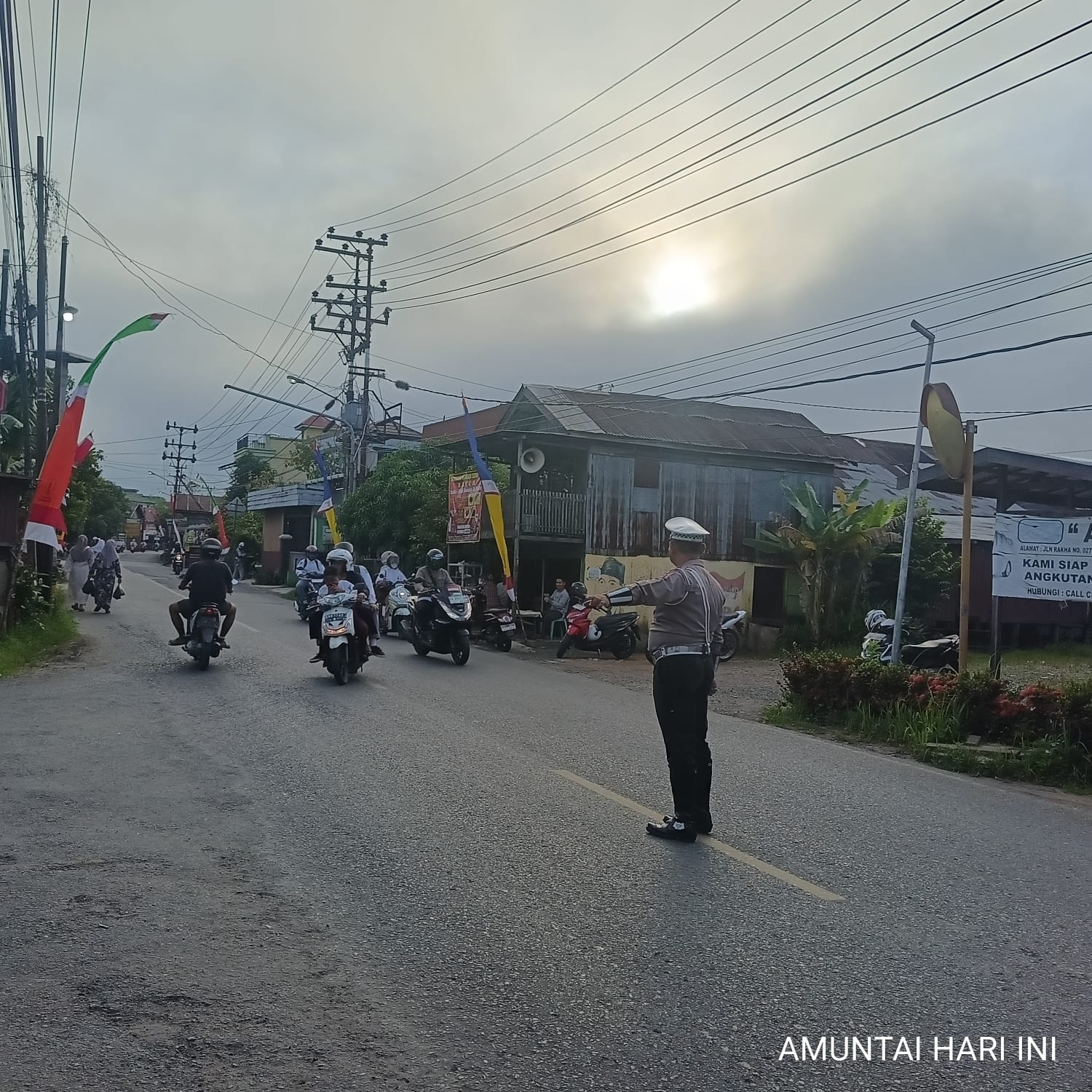 Satlantas Polres HSU Gelar Pengaturan Pagi di Sejumlah Ruas Jalan Padat Lalu Lintas di Amuntai