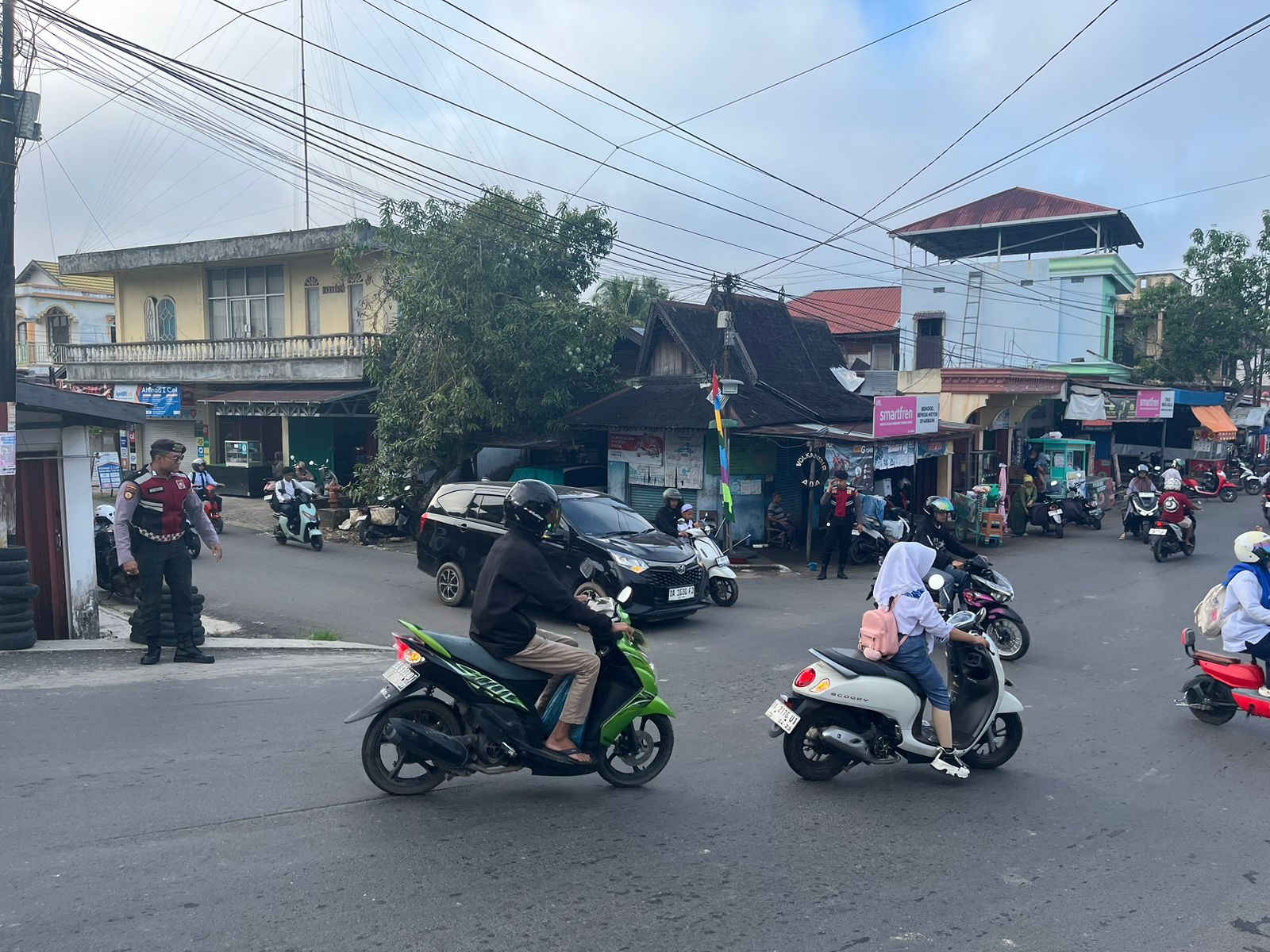 Sat Samapta Polres HSU Laksanakan Pengaturan Lalu Lintas di Simpang 4 Turjam Baypas untuk Ciptakan Kamseltibcarlantas