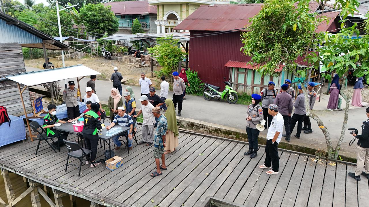 Satpolairud Polres HSU Gelar Klinik Terapung di Sungai Kali Negara, Wujudkan Pelayanan Kesehatan bagi Masyarakat Perairan