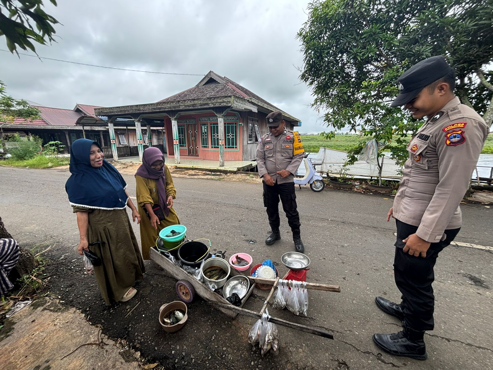 Polsek Danau Panggang Laksanakan Patroli Dialogis dan Sosialisasi Kamtibmas di Desa Sungai Namang