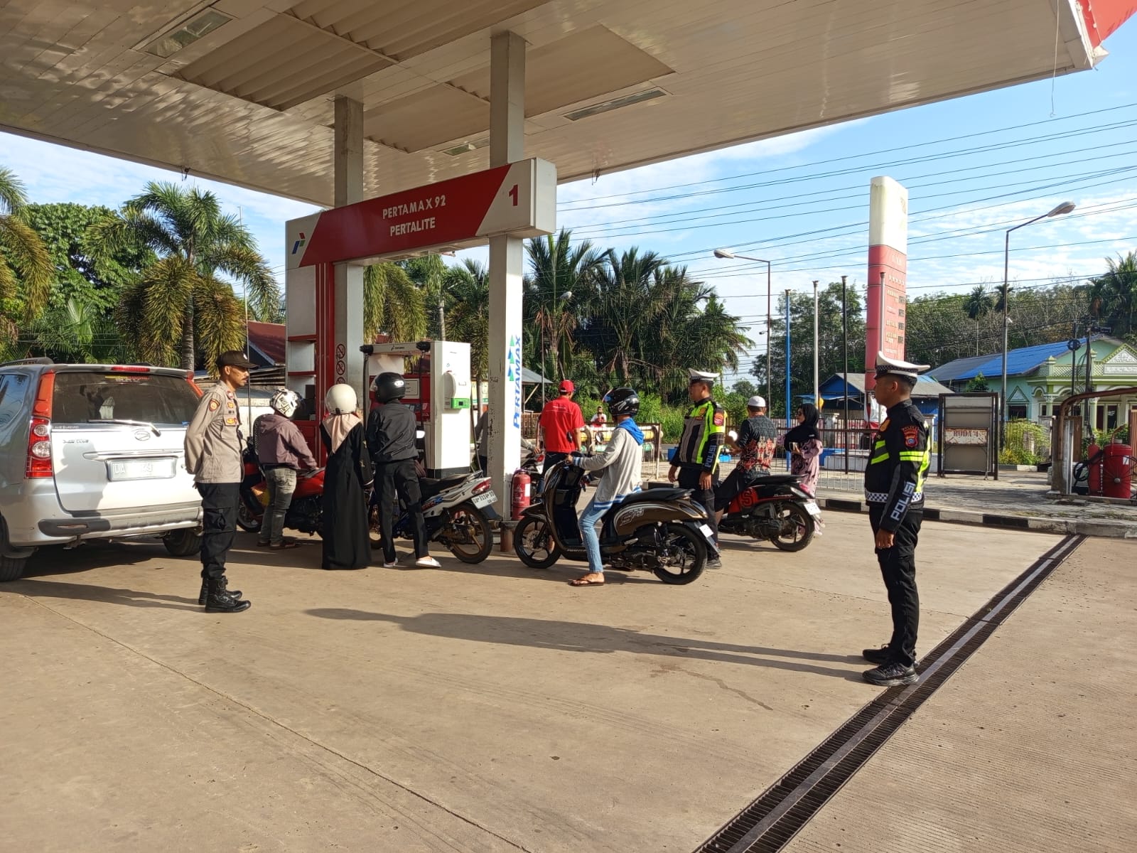 Polsek Banjang Laksanakan Patroli dan Monitoring Distribusi BBM di SPBU 64.714.09, Situasi Terpantau Kondusif